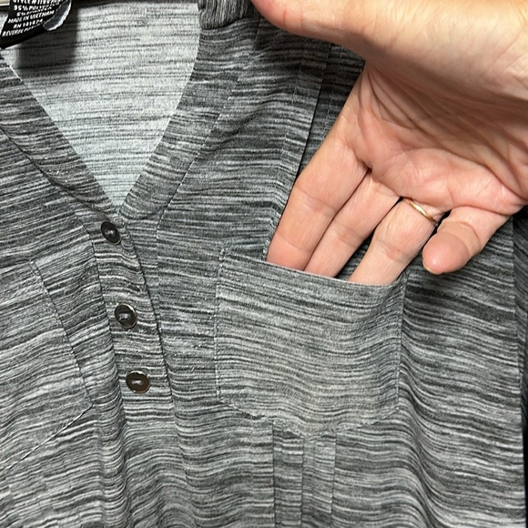 Elite McCarthry size 1X Heathered gray blouse with two breast pockets & pleats - Picture 3 of 5